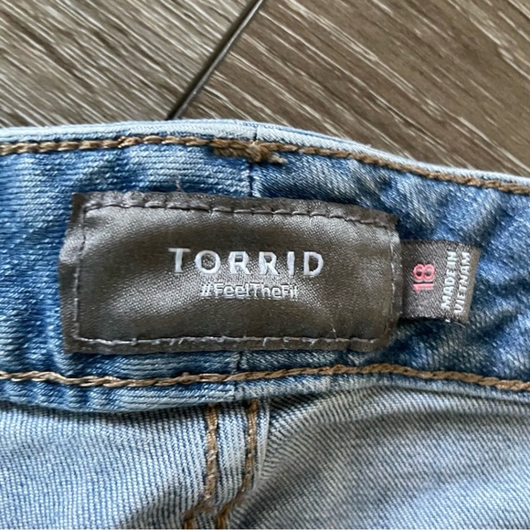 TORRID Vintage Stretch Mid-Rise Shorts Medium Wash Size 18 - Picture 6 of 8